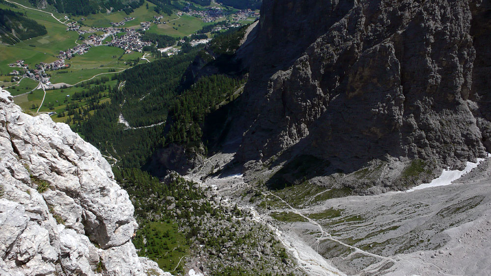 via dalla chiesa080.JPG - Das Mittagstal mit Kolfuschg und Corvara im Hintergrund